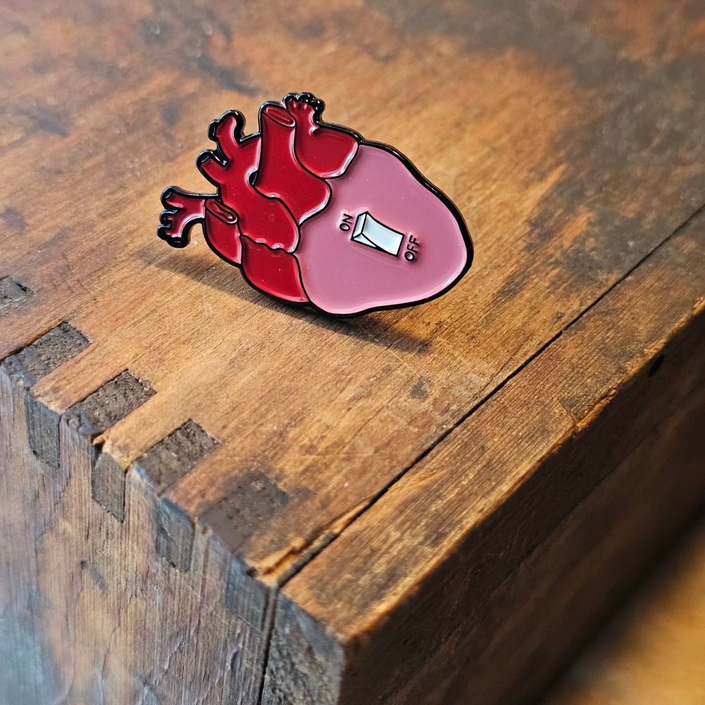 Lapel Pin Unisex OS Red Anatomical Heart On Off Switch Soft Enamel